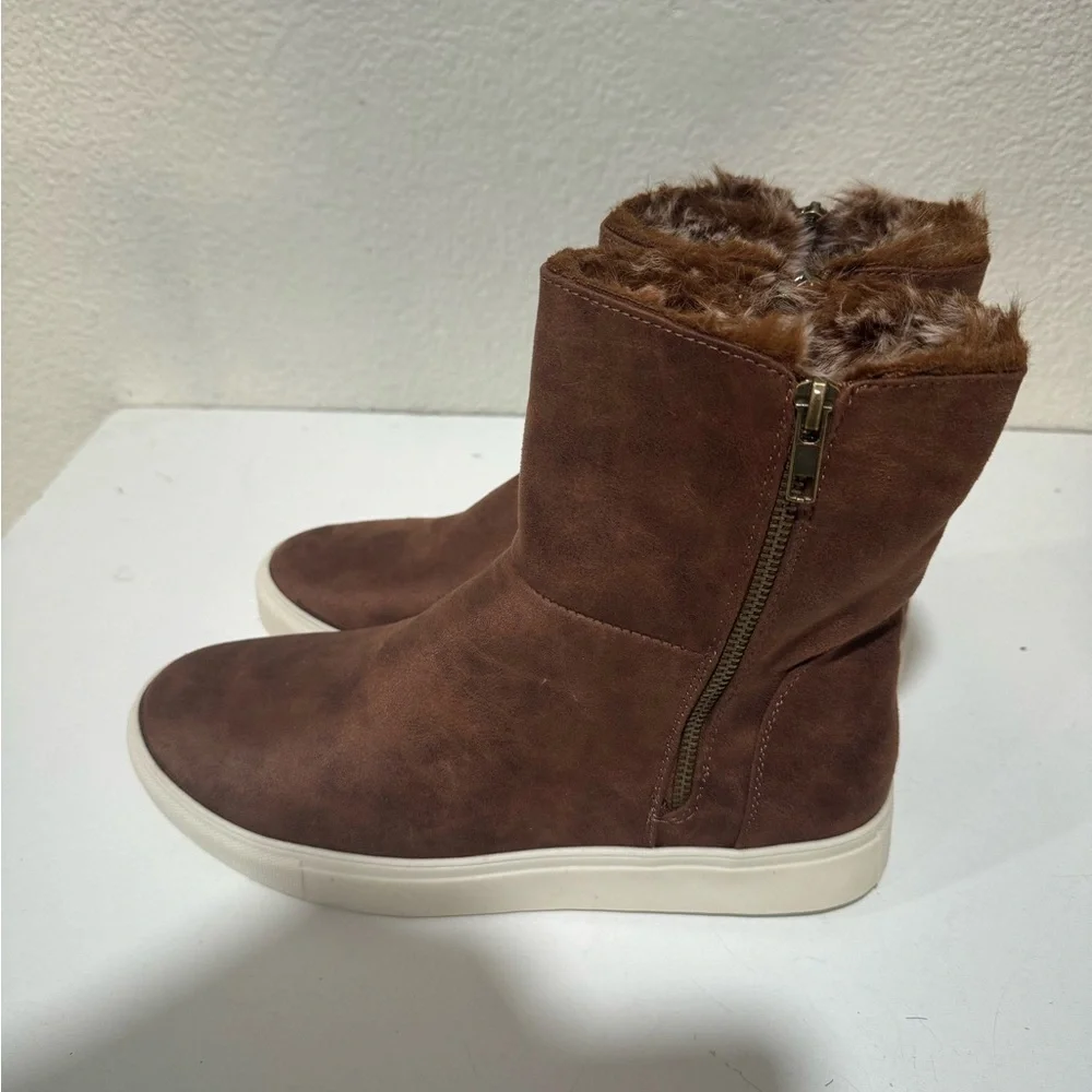 VERY G woman's tan plusher boots size 9.5
